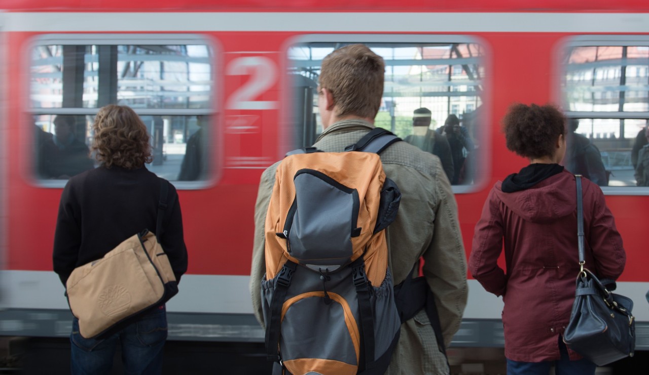 Bahnreisende, die am Wochenende den Bahnhof in Erfurt nutzen möchten, müssen sich auf Verzögerungen einstellen (Symbolbild). 