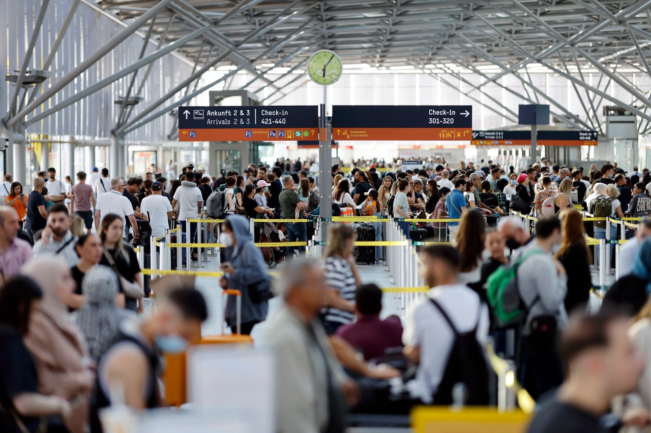 Flughafen Leipzig / Halle: Durch langes Warten den Flieger verpasst? Verbraucher haben dagegen geklagt und gewonnen. (Symbolbild)
