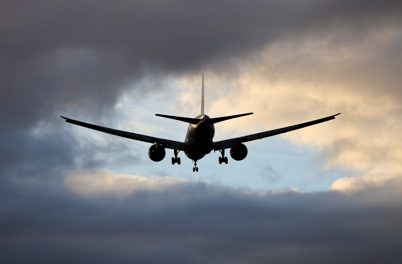 Flughafen Leipzig/Halle: Nur wenige Meter soll eine Drohne unter einem Flugzeug geflogen sein. (Symbolbild)