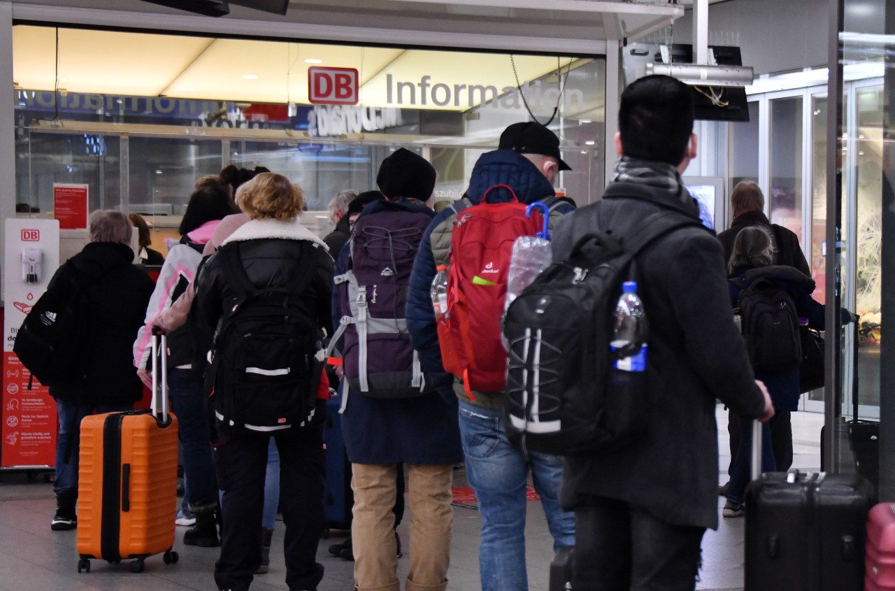 Reisende stehen Schlange vor dem Informationsschalter im Erfurter Hauptbahnhof.