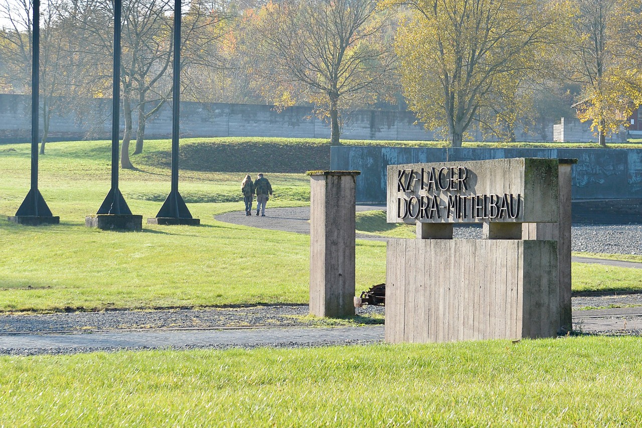 Im Gedankhain für die Opfer des ehemaligen KZ Dora-Mittelbau haben Unbekannte in Thüringen einen Gedenk-Baum abgesägt. (Archivbild)