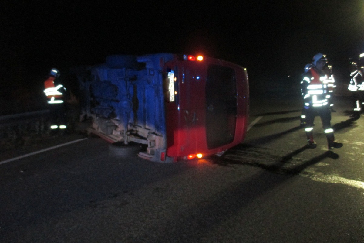 Auf der A4 in Thüringen krachte ein VW-Transporter in einen Lkw. 