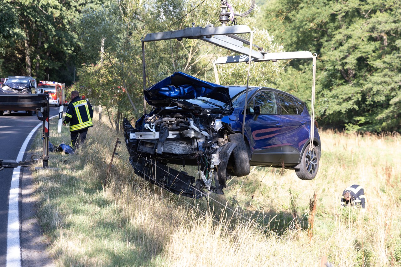 Der Renault wurde von der Fahrbahn geschleudert – die Insassen kamen schwer verletzt in ein Thüringer Klinikum. 