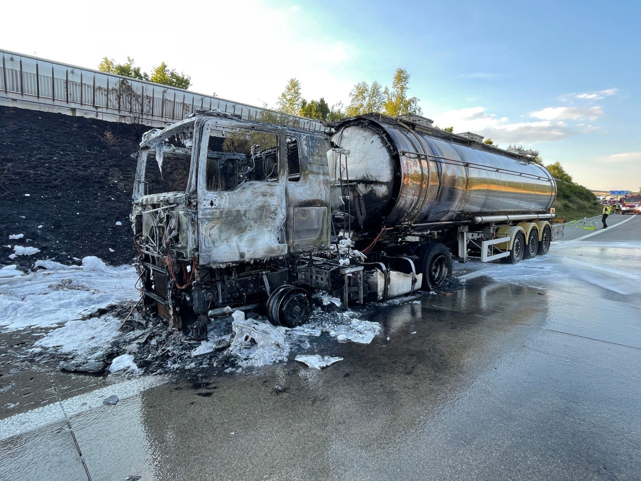 Der Tanklaster ist auf der A9 in Thüringen fast komplett ausgebrannt.