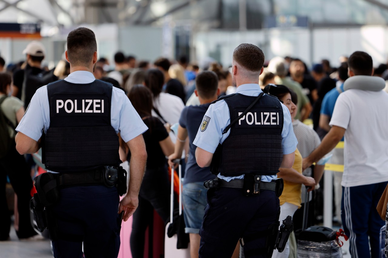 Ein Promille-Passagier rief am Flughafen Leipzig/Halle die Bundespolizei auf den Plan. (Symbolbild)