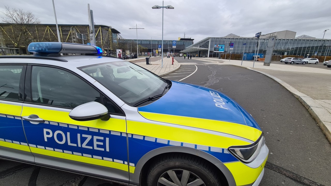 Ein Mann landete nach dem Urlaub am Flughafen Leizpig / Halle – und erlebte dort sein blaues Wunder. (Symbolbild)