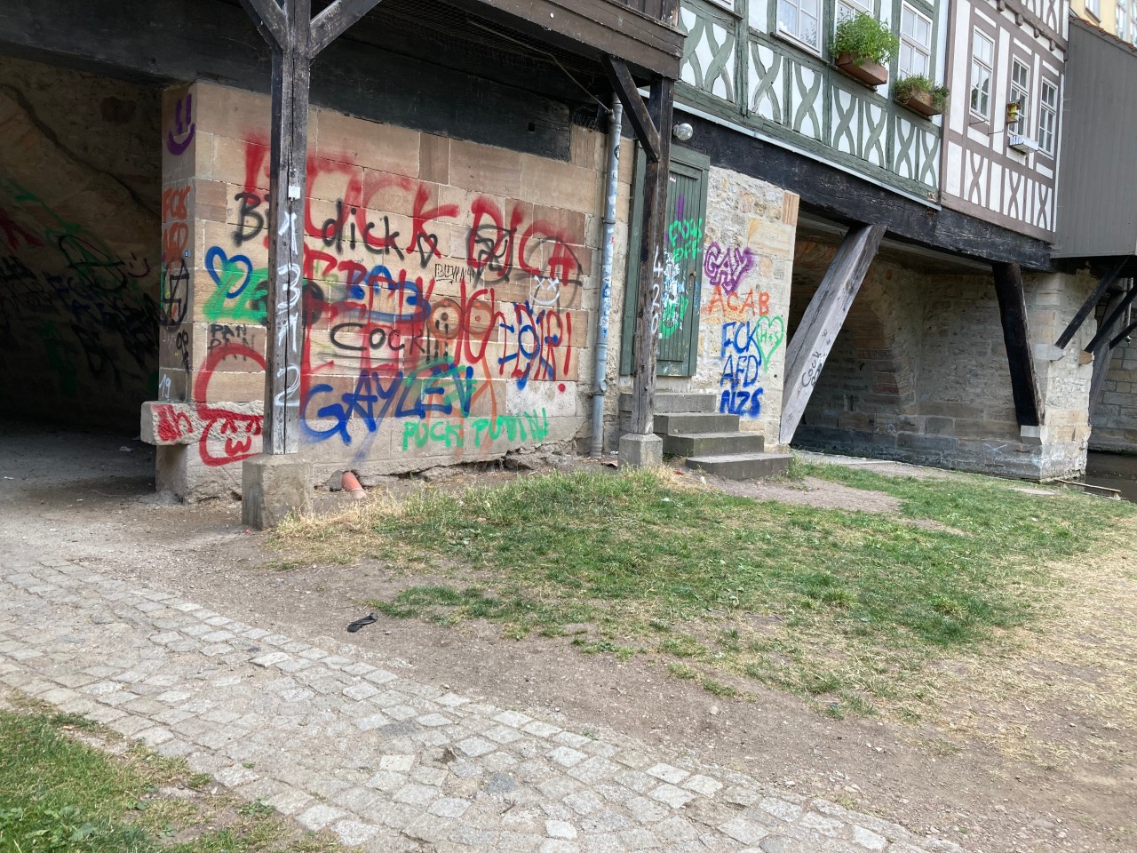 Die Graffiti an der Krämerbrücke in Erfurt werden zu einem immer größeren Problem.