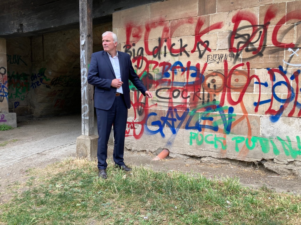 Oberbürgermeister Andreas Bausewein erwägt drastische Maßnahmen wegen der Graffiti an der Krämerbrücke in Erfurt.