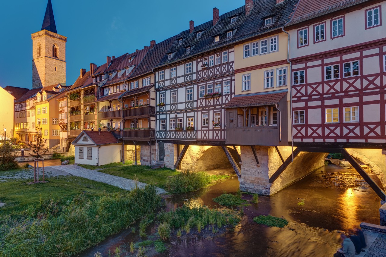 Die Beleuchtung an der Krämerbrücke in Erfurt könnte bald abgestellt werden – um Energie zu sparen. (Archivbild)