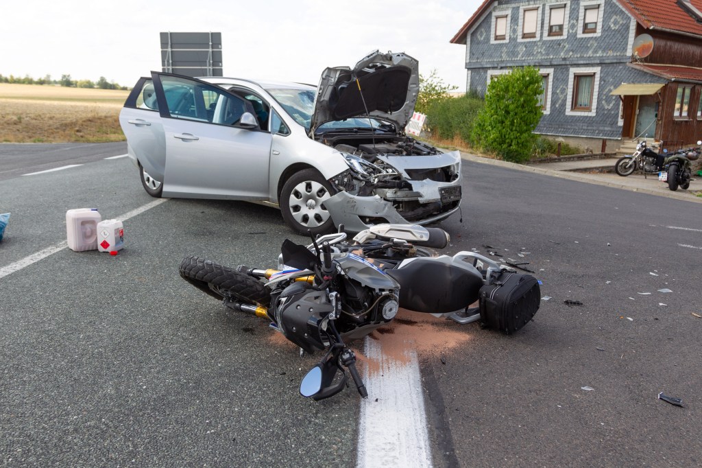 Thüringen: Lebensgefahr! Biker fliegt 40 Meter durch die Luft - Thueringen24