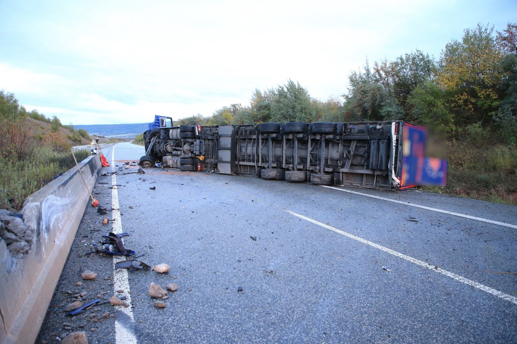 A38 in Thüringen Lkw liegt auf der Autobahn