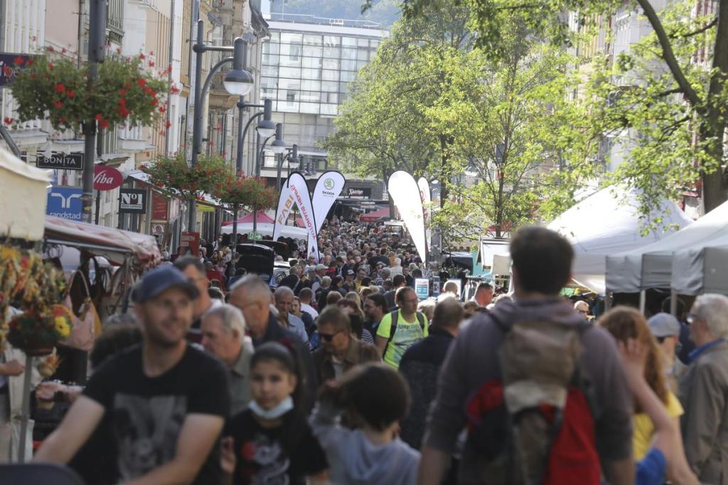 Menschenmasse auf dem Höhlerfest in Gera