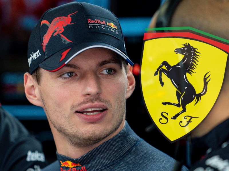 Max Verstappen blickt auf das Wappen von Ferrari.