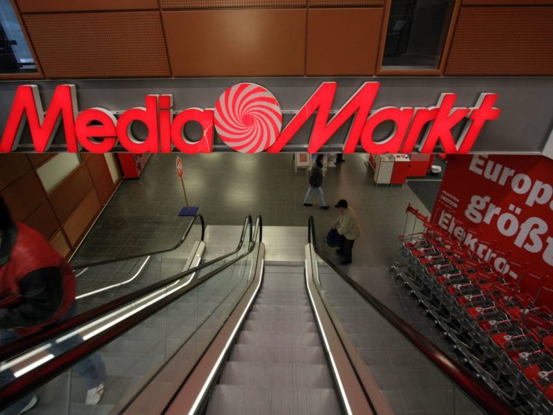 Mediamarkt Saturn stellt die Rolltreppen ab.