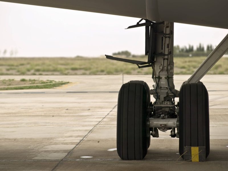 Flugzeug detailaufnahme Reifen auf Landebahn