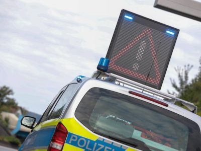 Symbolbild Polizei sperrt Autobahn Ein Streifenwagen steht mit Blaulicht auf einer gesperrten Autobahn und hat eine groß