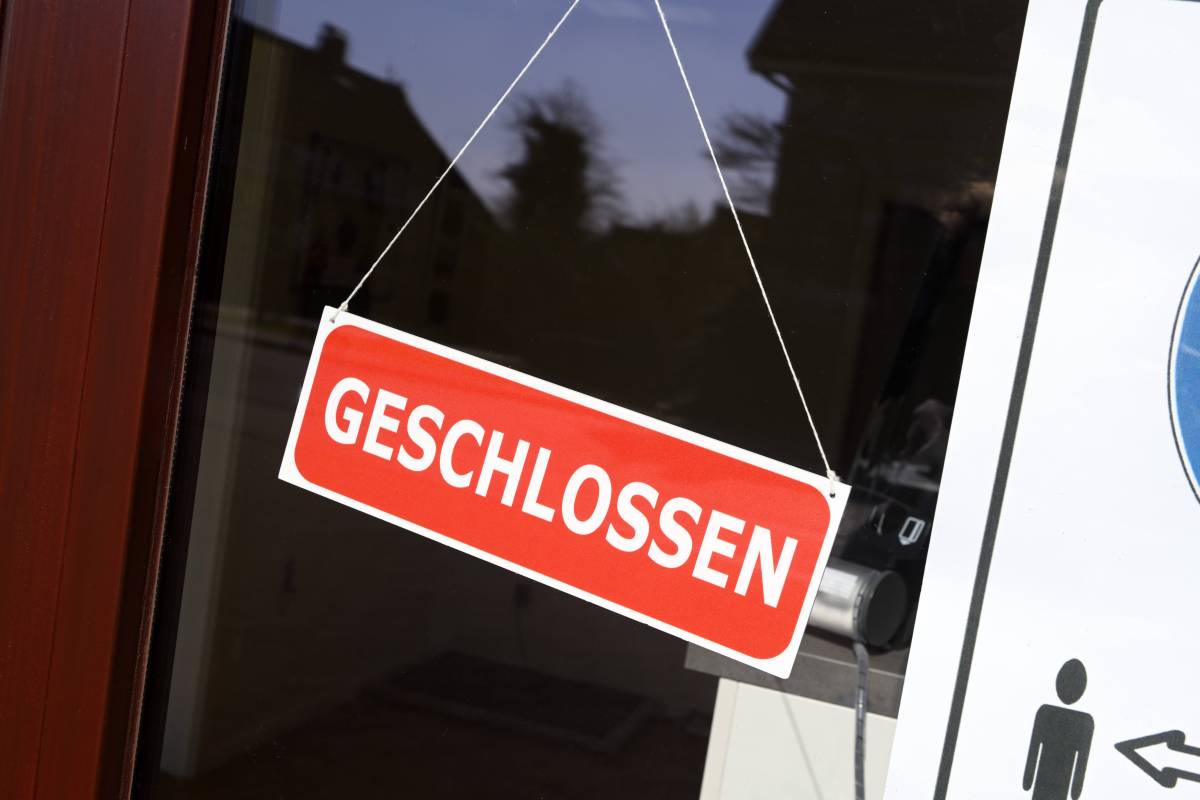 Geschlossen-Schild hängt am Laden