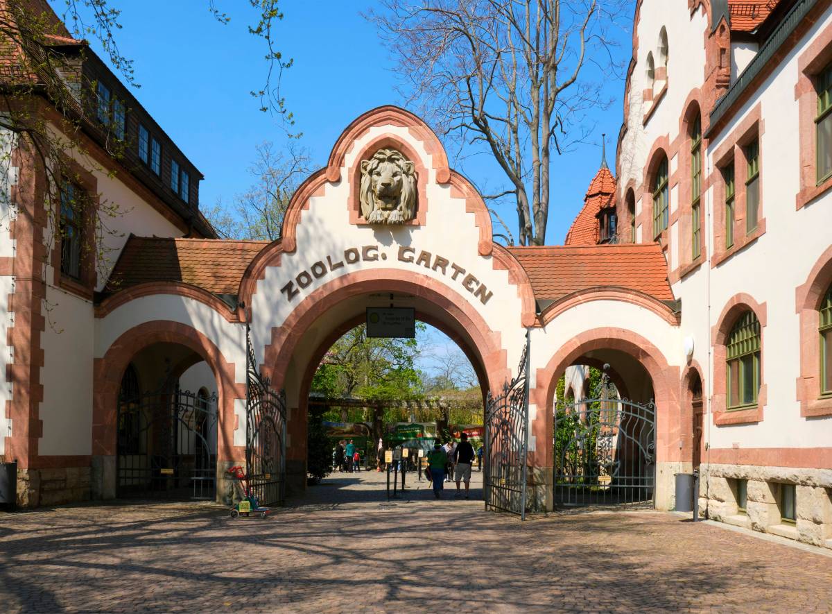 Blick auf das Eingangstor vom Zoo Leipzig