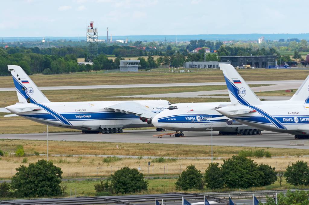 Blick auf den Flughafen Leipzig mit drei russischen Fliegern