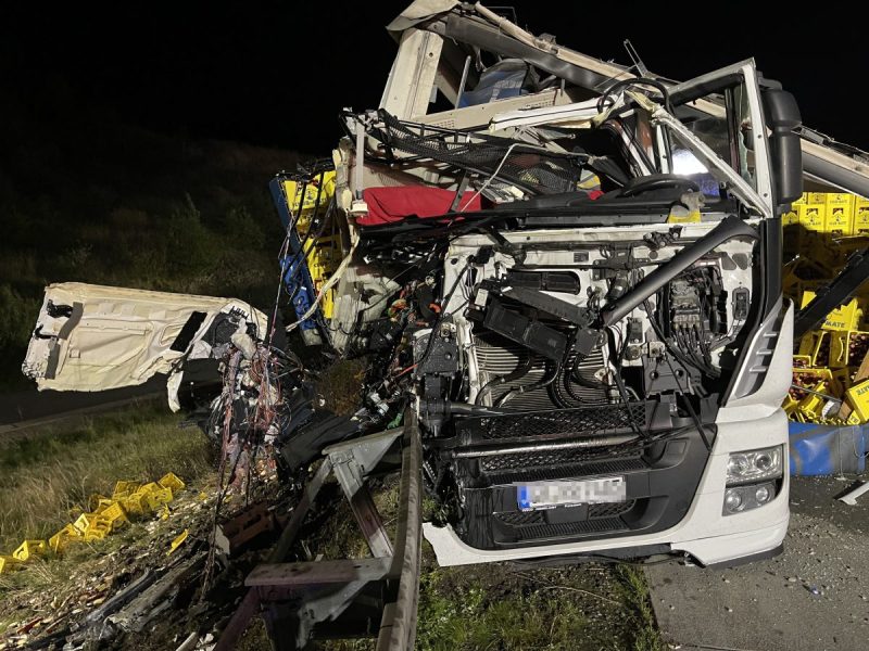 Unfall auf A9 in THüringen: Getränke-Laster kracht in Pannen-Sattelzug