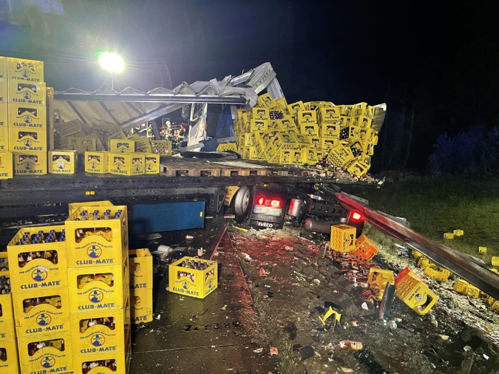 Unfall auf A9: Getränke-Laster kracht in Pannen-Sattelzug: "Ein Wunder, dass der nur ein paar Kratzer hat"