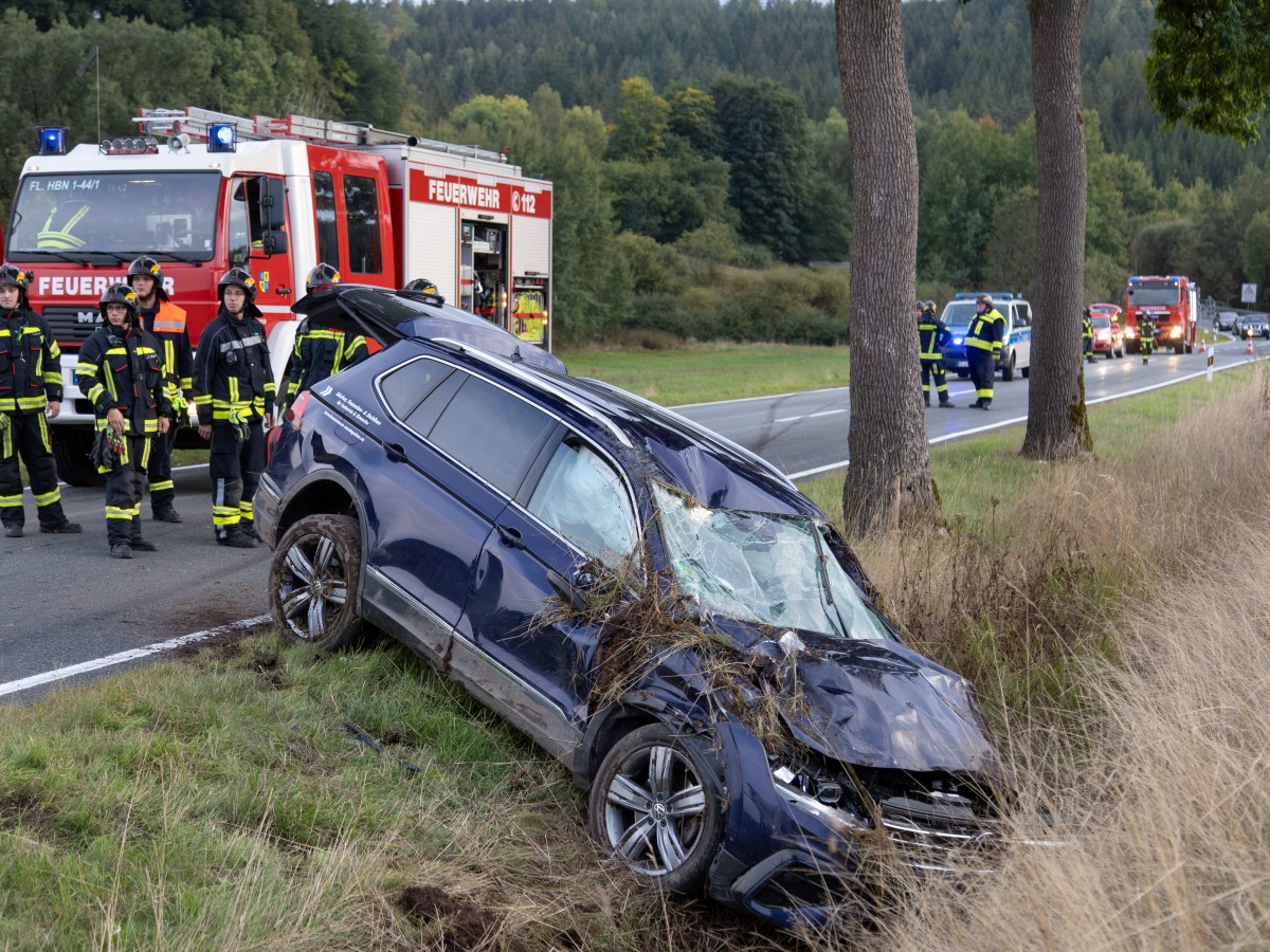 Auto liegt im Straßengraben