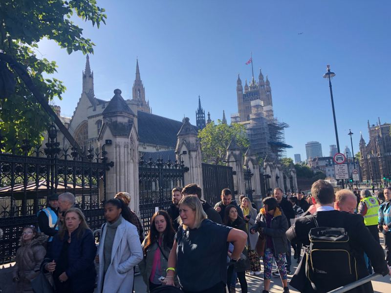 Nach dem Verlassen der Westminster Hall brechen die Menschen in Tränen aus.