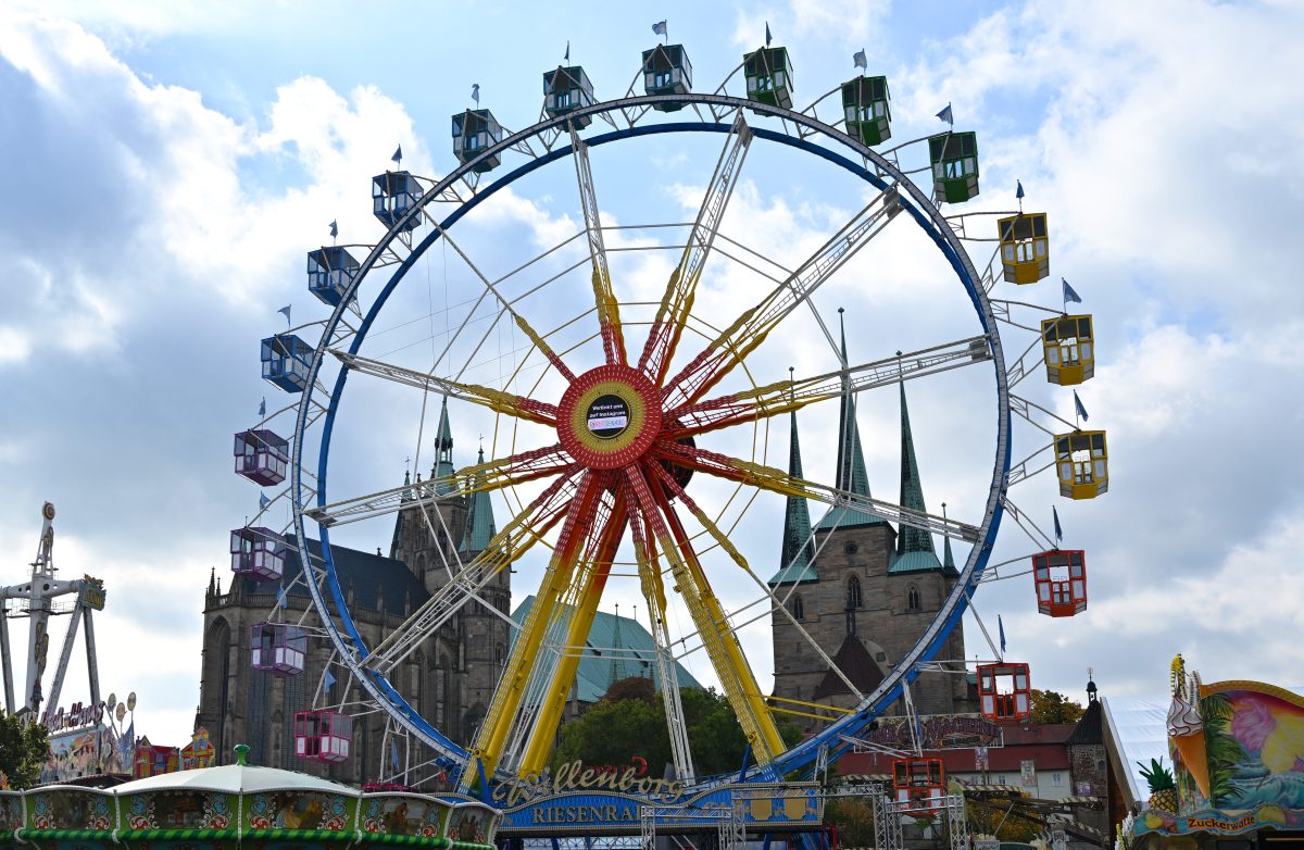 Ein Riesenrad steht auf dem Erfurter Domplatz