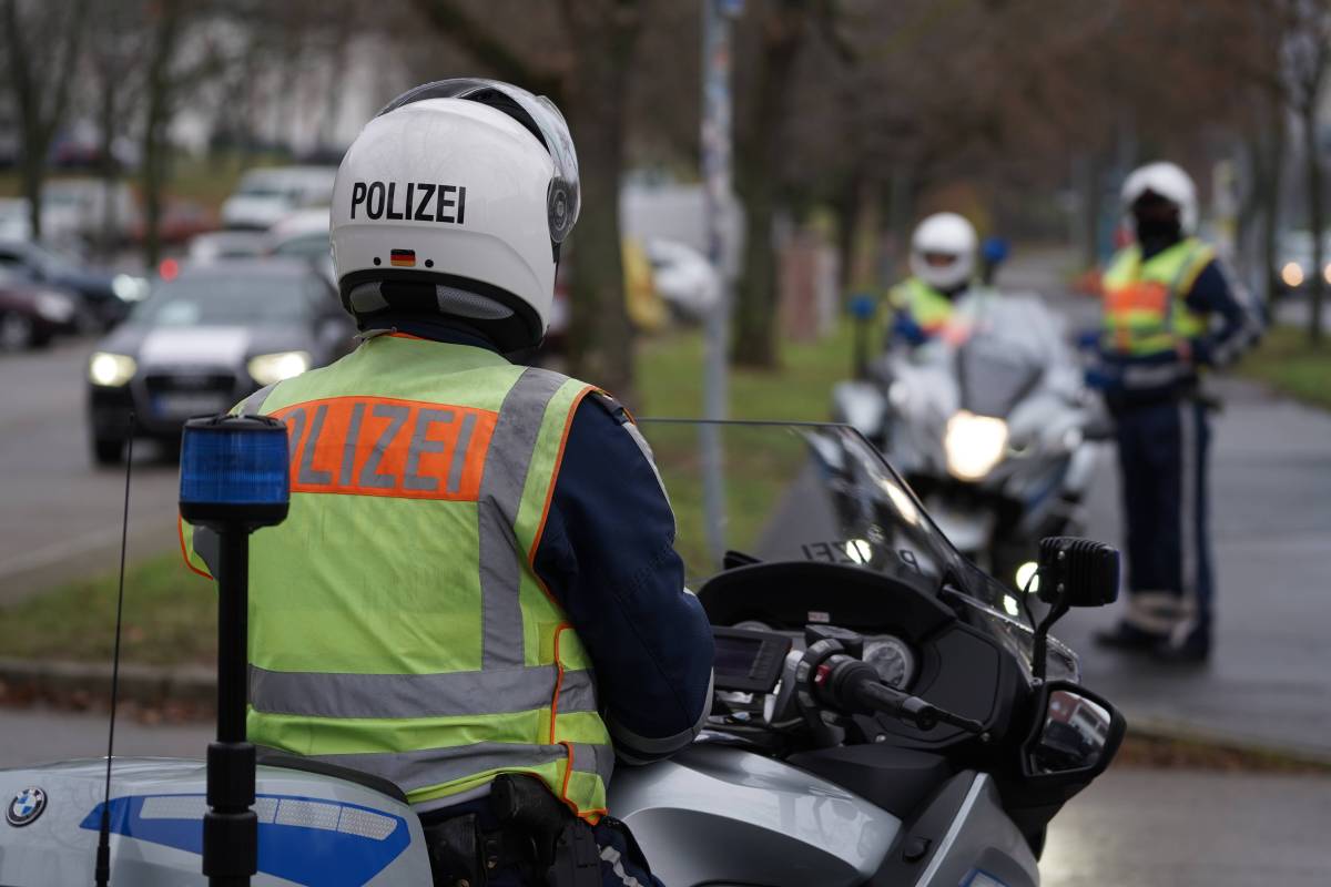 Die Polizei begleitet den Autokorso in Jena. (Symbolbild)