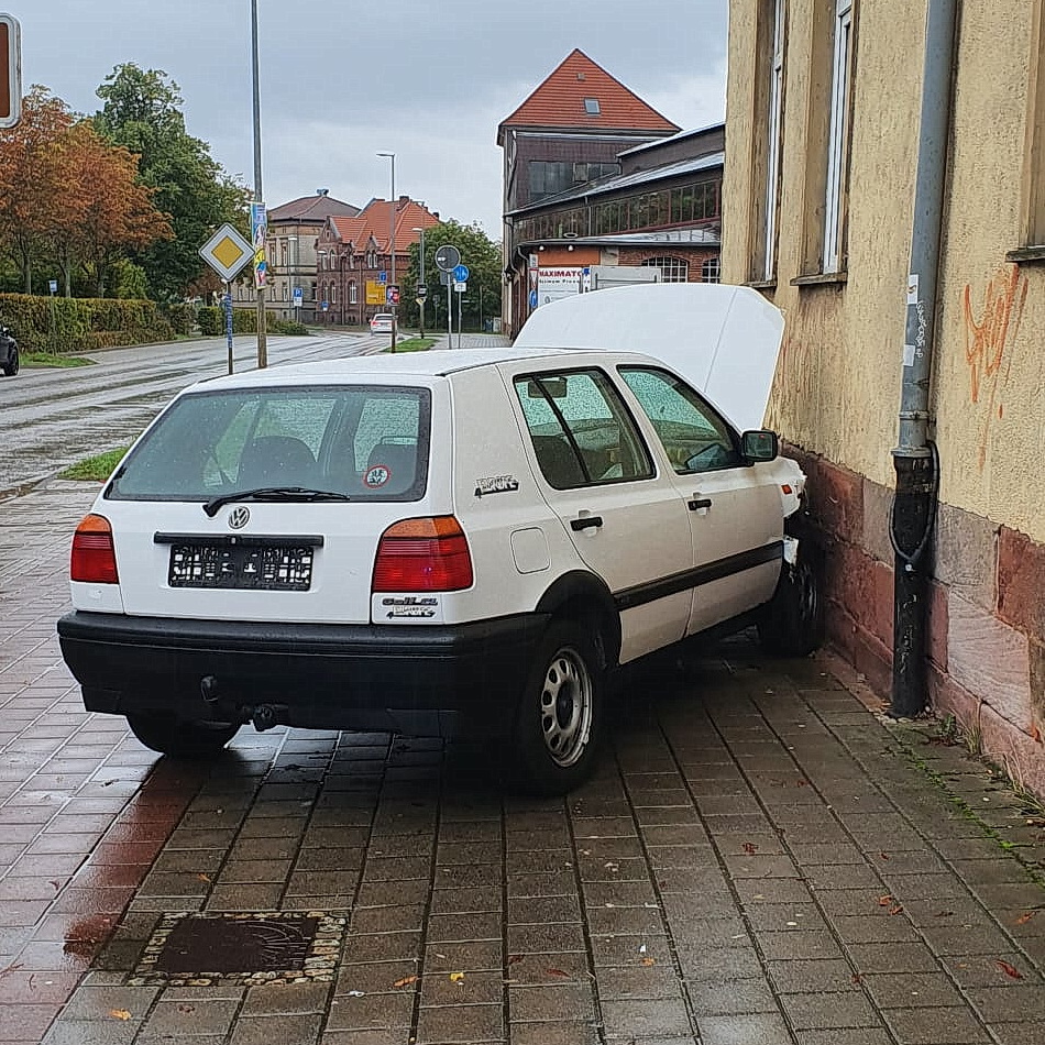 Thüringen Auto in Hauswand