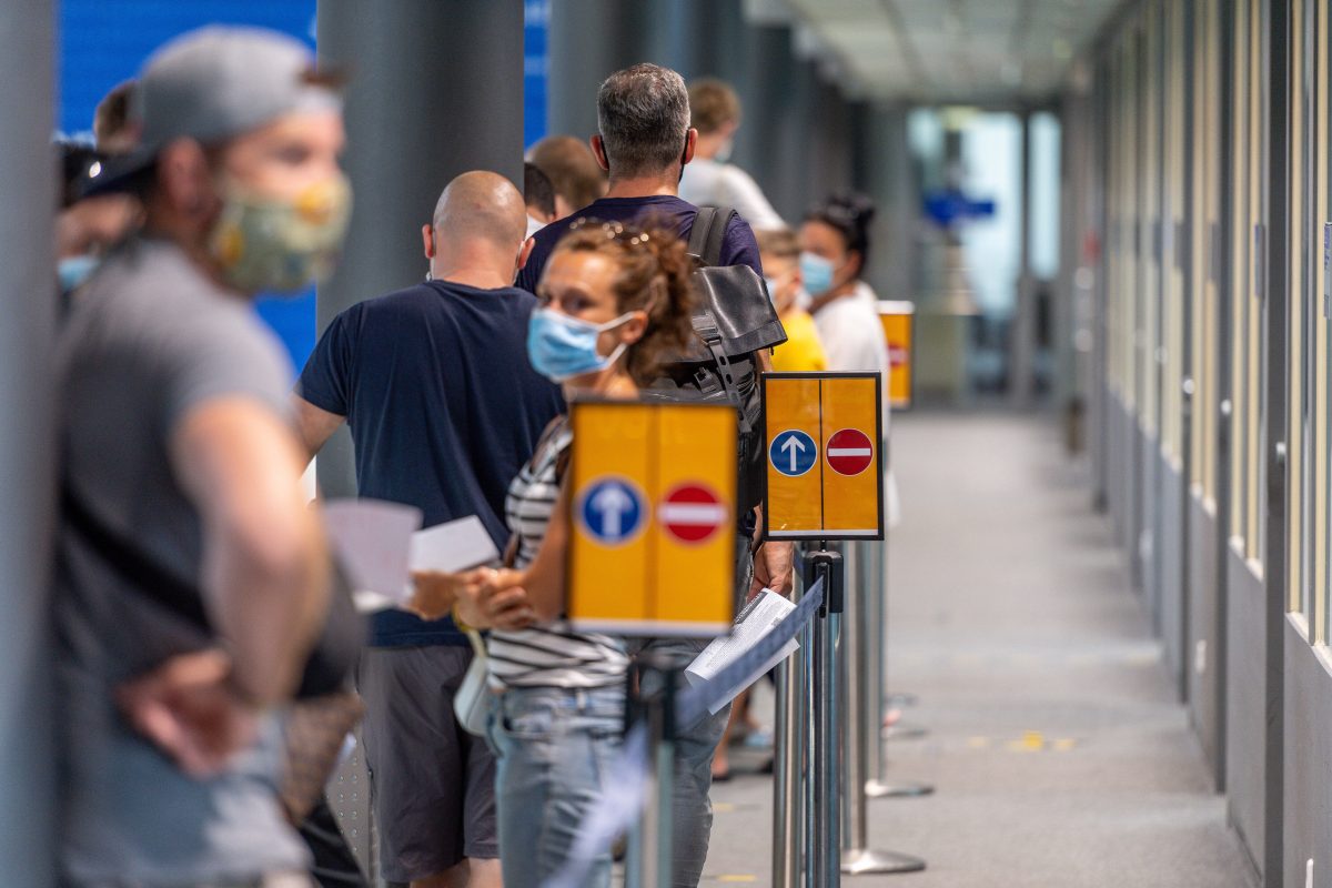 Menschen warten am Flughafen Leipzig/Halle