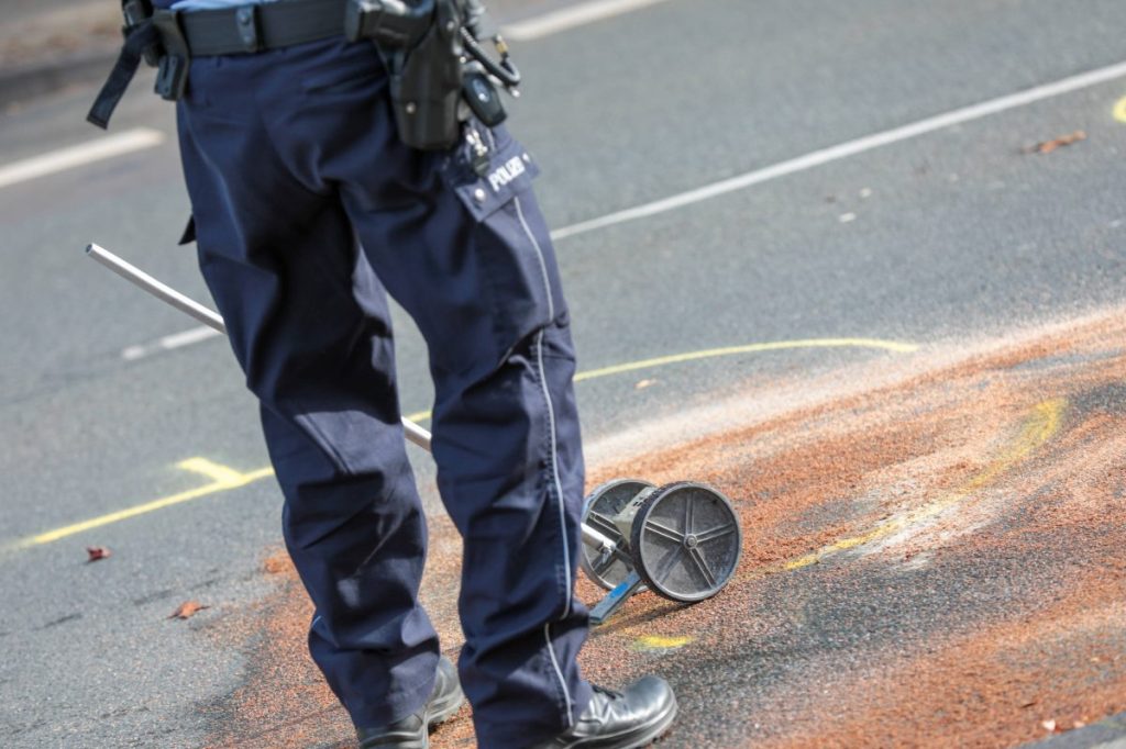 Diesel hat einen Motorradfahrer in Thüringen zu Fall gebracht. Die Polizei ermittelt.