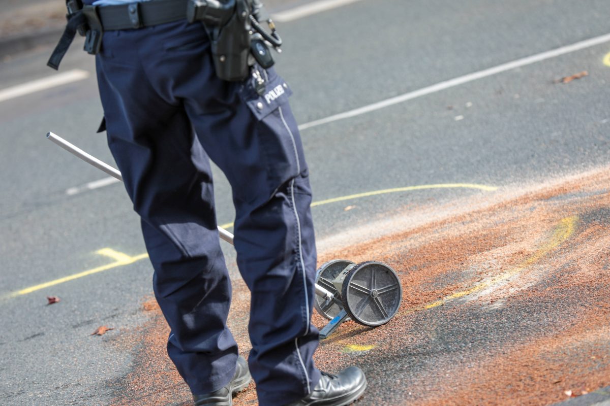 Diesel hat einen Motorradfahrer in Thüringen zu Fall gebracht. Die Polizei ermittelt.