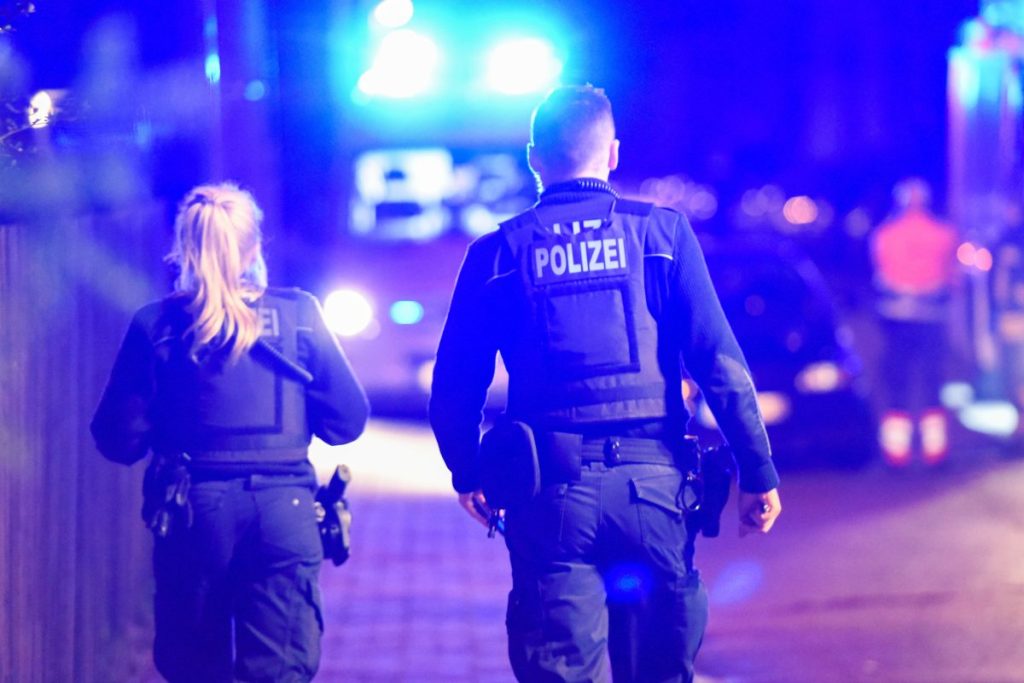 Beamte der Landes- und Bundespolizei waren in Erfurt im Einsatz – sie konnten den Schläger aber nicht finden.