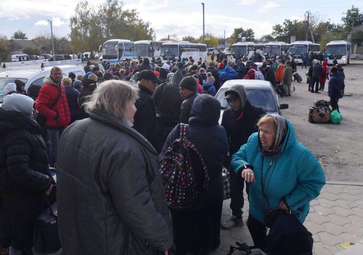 Ukrainer flüchten und warten auf den Bus