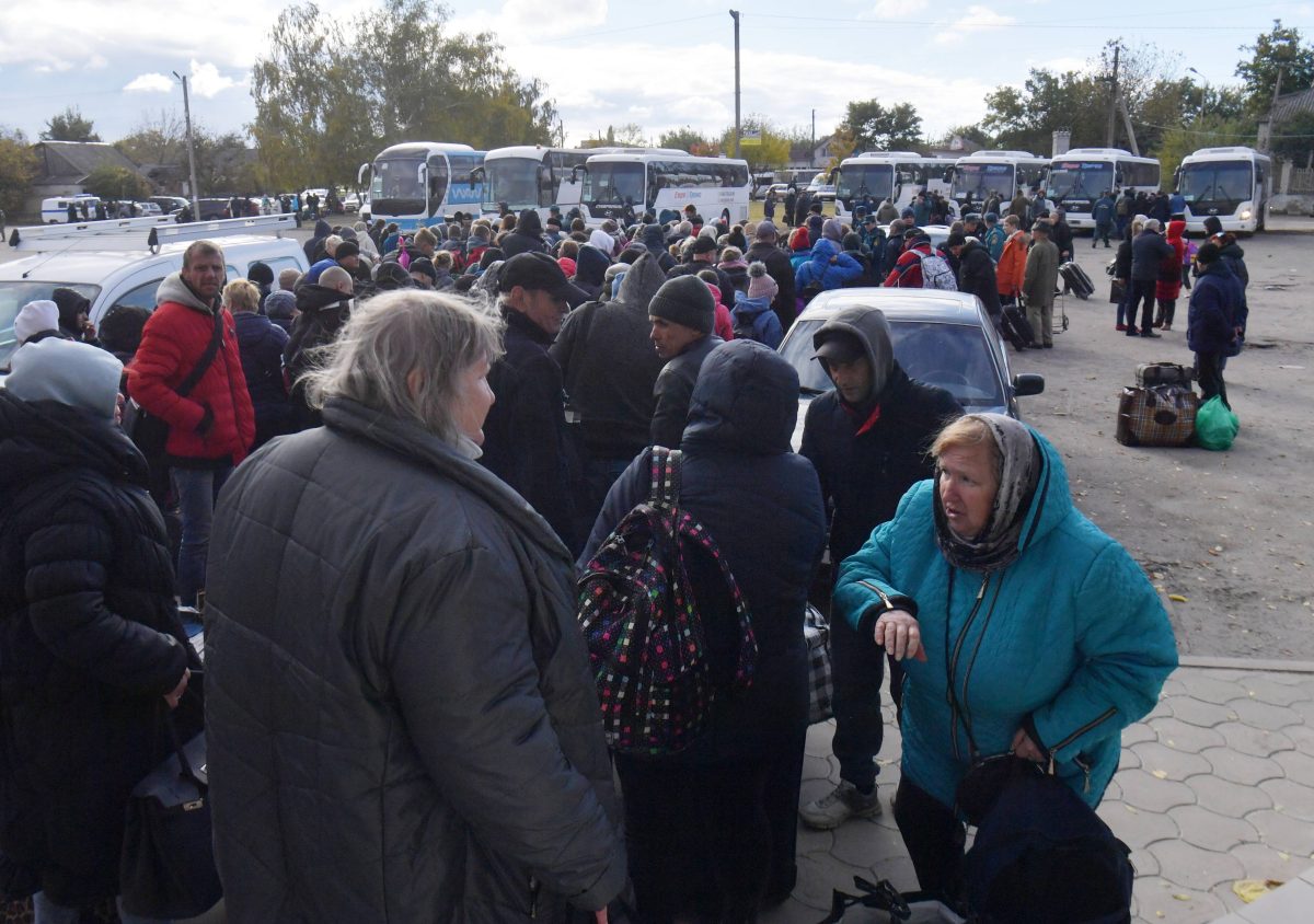 Ukrainer flÃ¼chten und warten auf den Bus