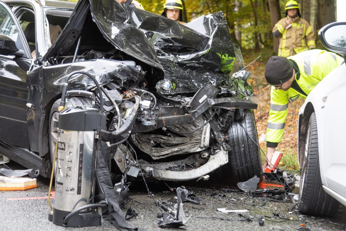 In Thüringen hat es ordentlich gekracht. Bei dem Unfall am Rennsteig wurden drei Frauen teils schwer verletzt, ein Hund kam ums Leben.