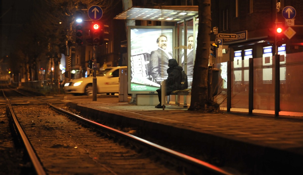 Thüringen Frau wartet auf Straßenbahn