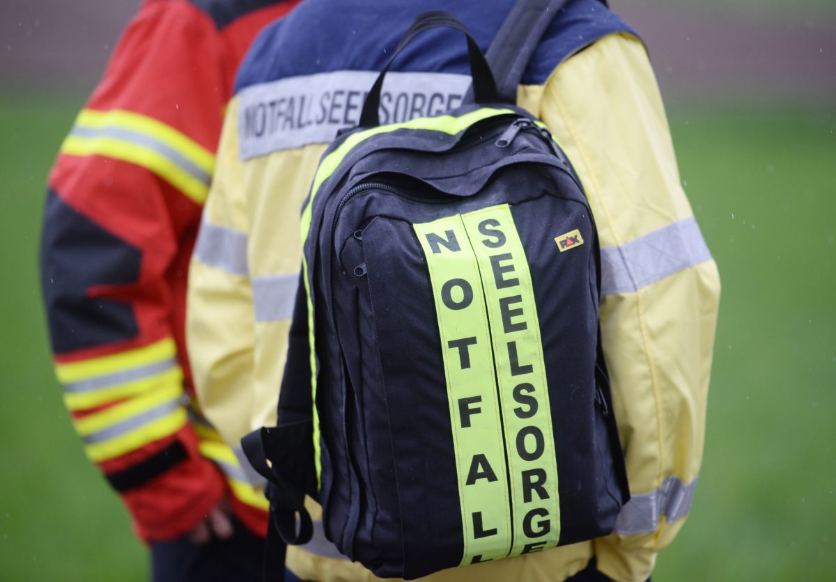 In Thüringen ist eine 17-Jährige bei einem Unfall ums Leben gekommen. Notfallseelsorger kümmerten sich um ihre Familie und die Einsatzkräfte vor Ort. (Symbolbild)