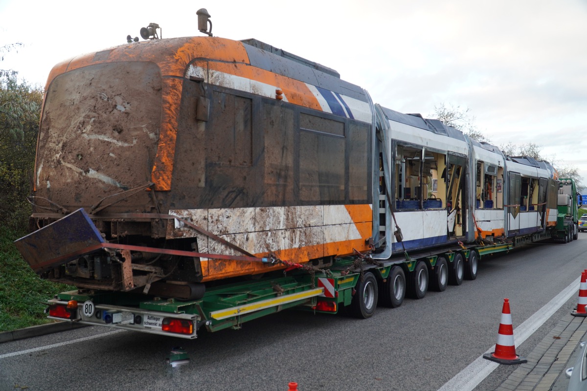 A9 in Thüringen: Straßenbahn nach Transporter-Crash komplett Schrott! Fahrbahn bleibt weiter dicht