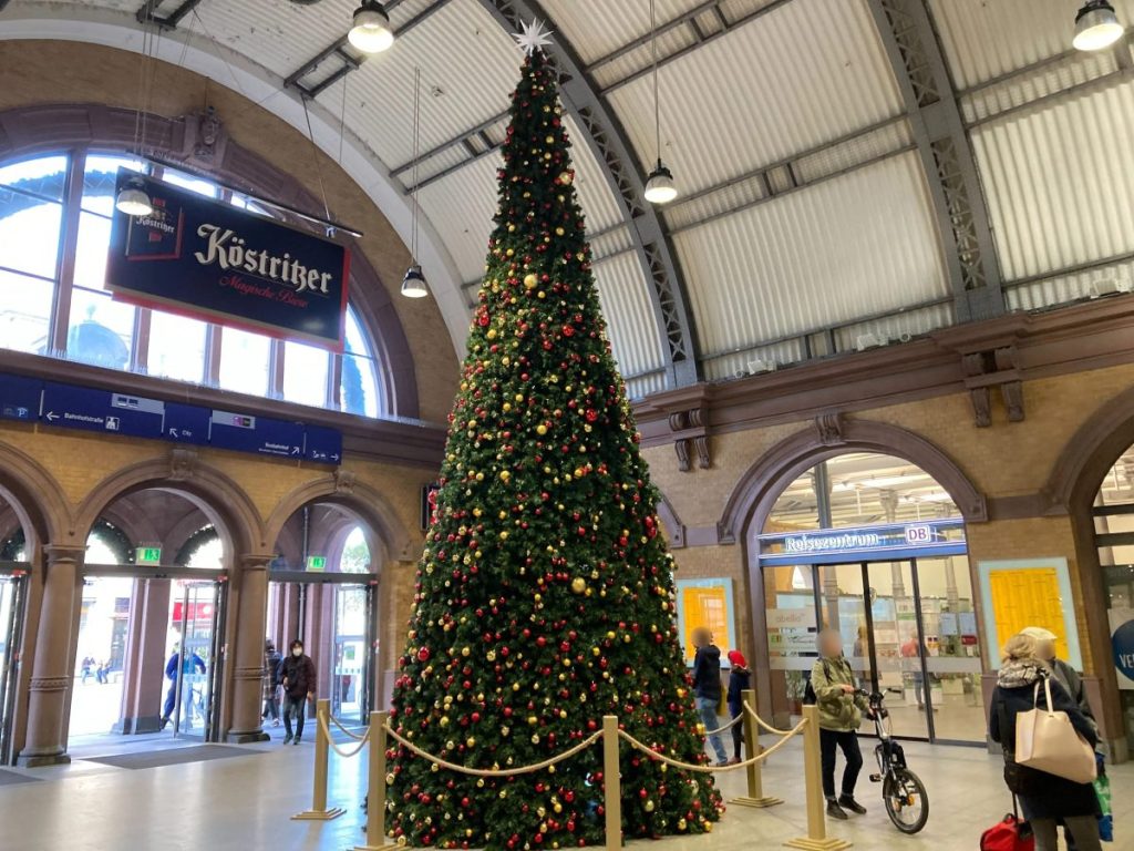 Der Weihnachtsbaum am Erfurter Hauptbahnhof steht wieder!