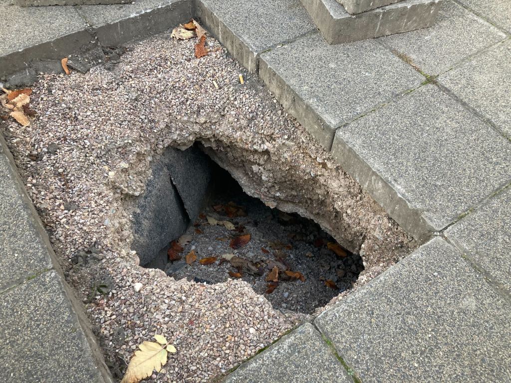 Auf einem Gehweg in Erfurt klafft plötzlich ein Loch.