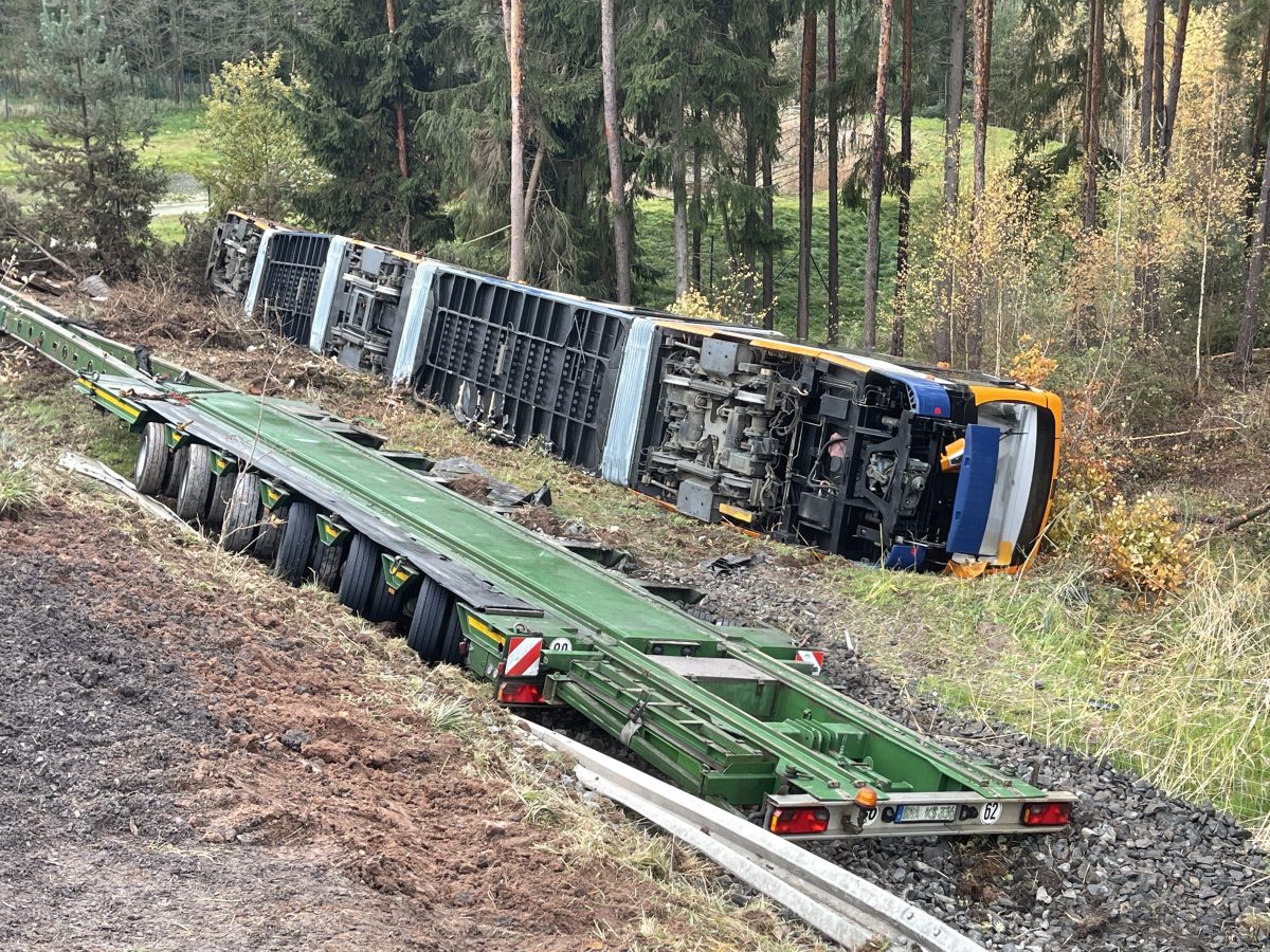 A9 in Thüringen: Straßenbahn nach Transporter-Crash komplett Schrott! Fahrbahn bleibt weiter dicht