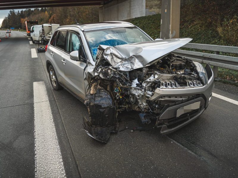 A9 in Thüringen: Suzuki-Fahrer ist einen Moment unachtsam – dann kracht es gewaltig