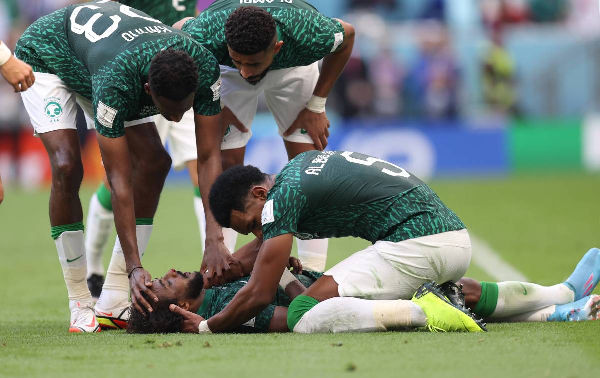 Bei Argentinien - Saudi-Arabien liegt ein Spieler blutend am Boden.