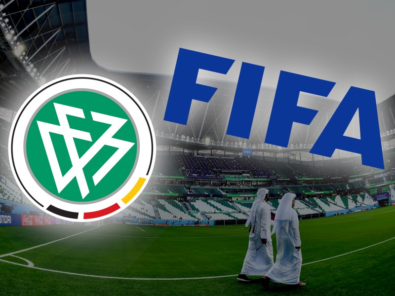 Die Logos von DFB und Fifa vor einem Stadion der WM 2022.