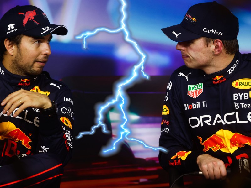 Sergio Perez und Max Verstappen schauen sich böse an.