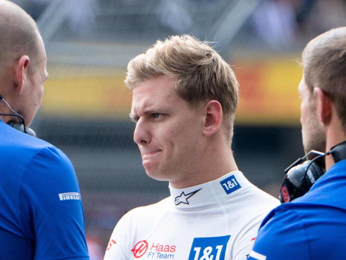 Mick Schumacher schaut frustriert nach einem Rennen in der Formel 1.