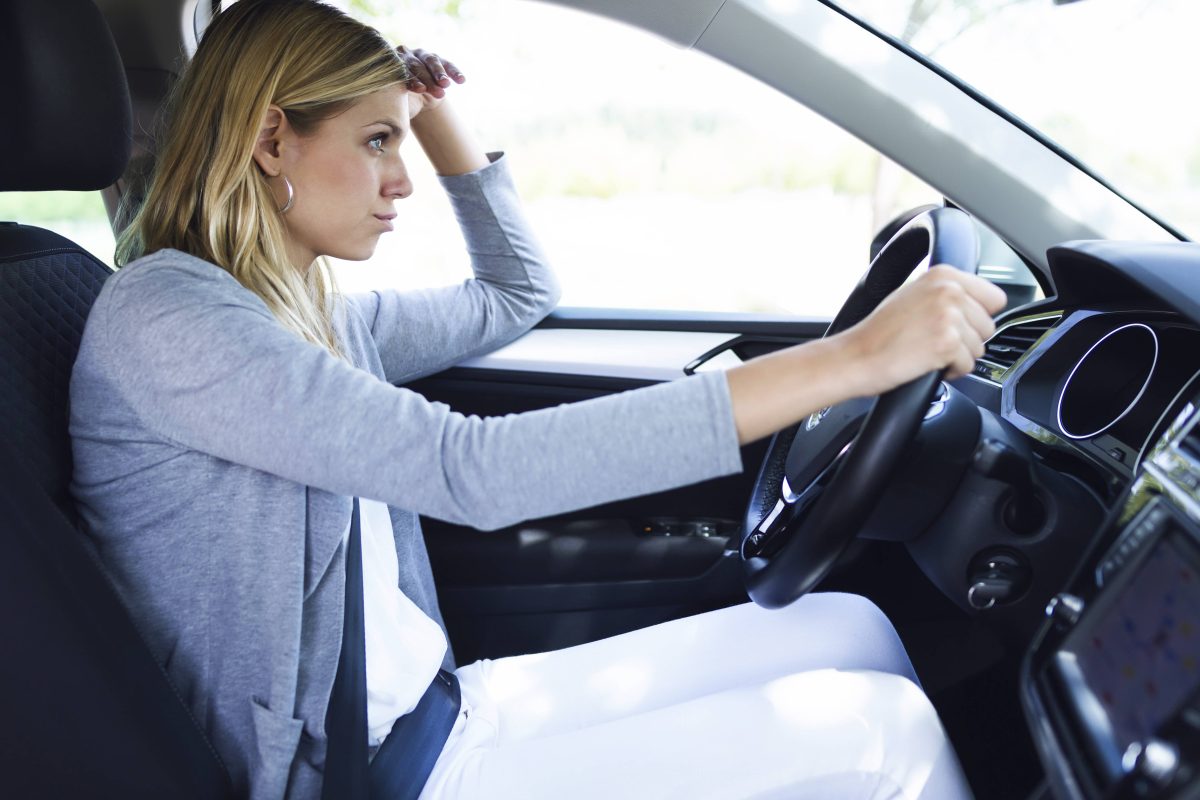 Jena genervte Frau sitzt im Auto