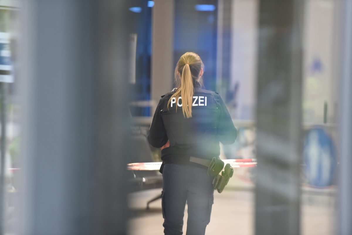 Die Bundespolizei sperrte am Mittwoch Teile des Terminals B am Flughafen Leipzig.